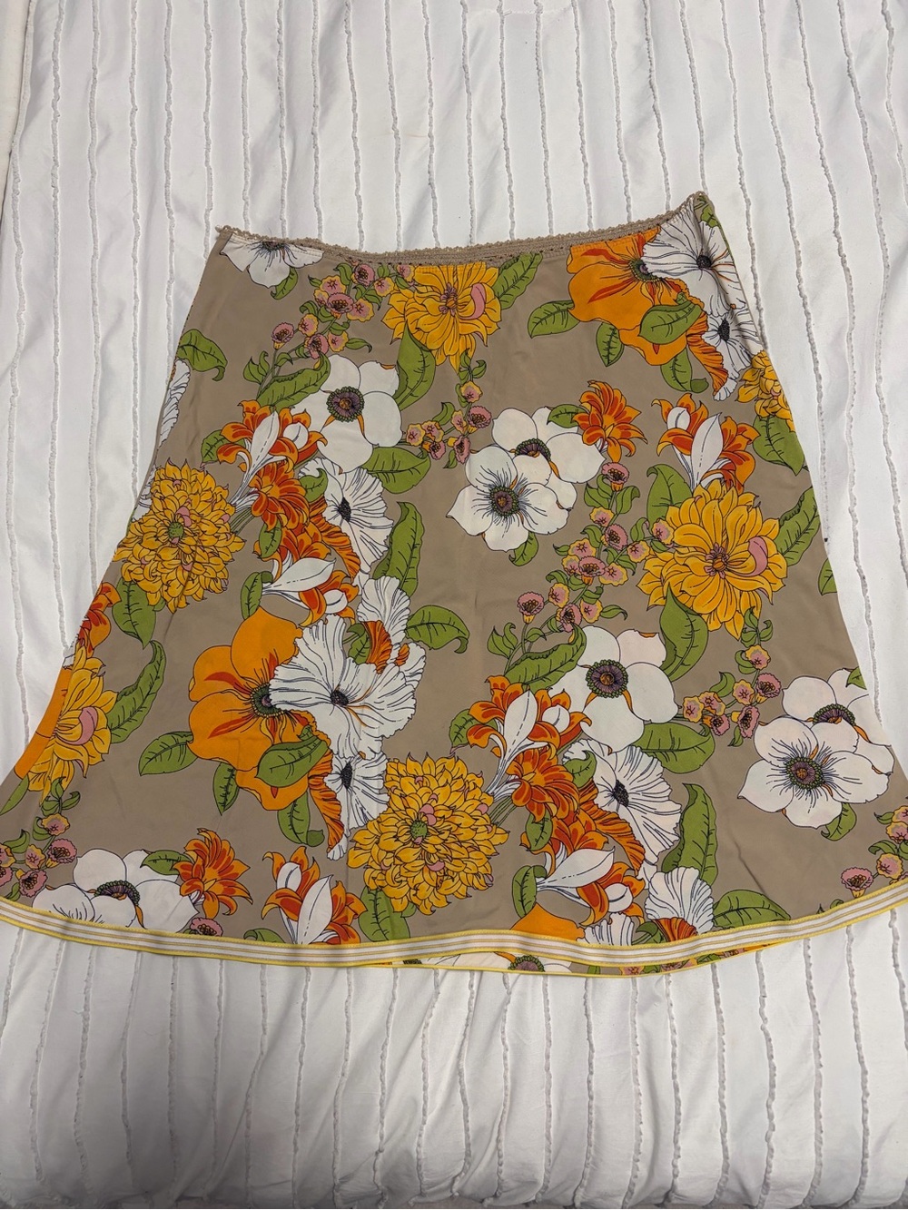 Old Navy Floral A-Line Skirt in Beige, Orange, Yellow and White size 6